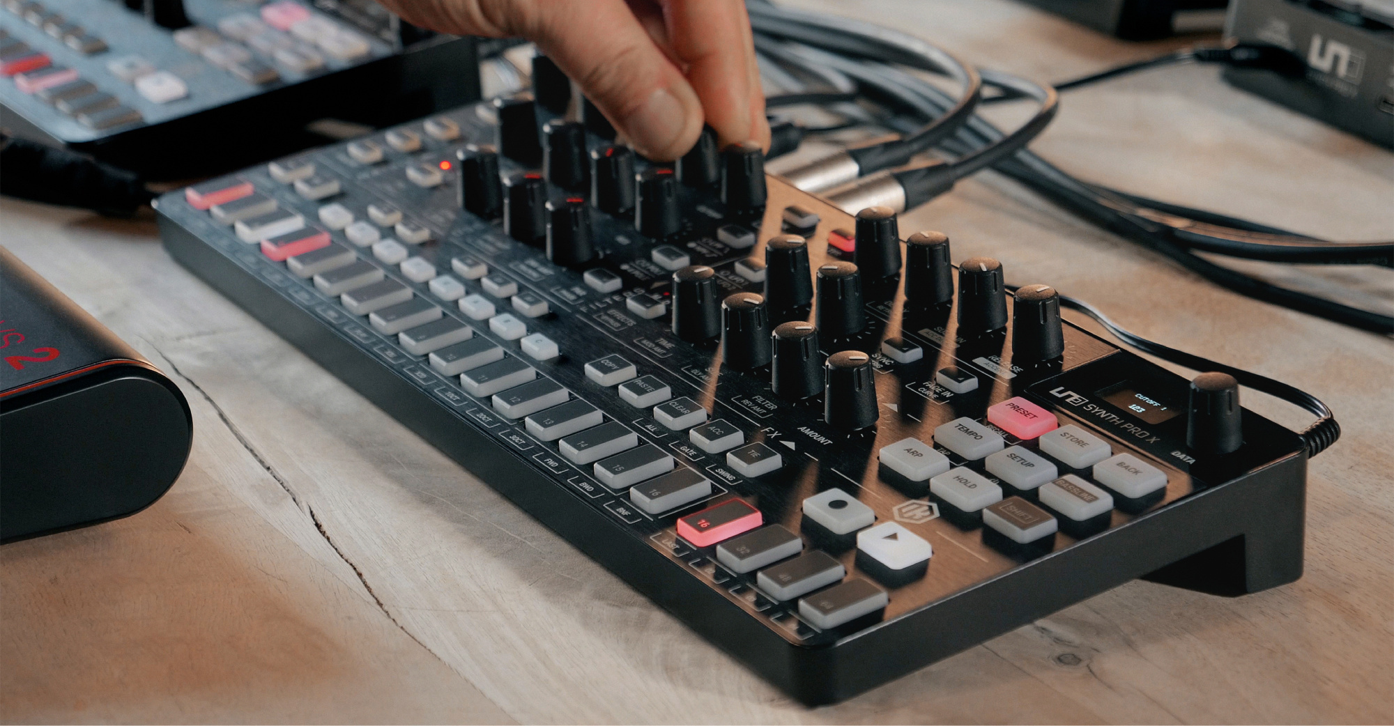IK MULTIMEDIA UNO SYNTH PRO X Synthesizer Fiyatı, Özellikleri